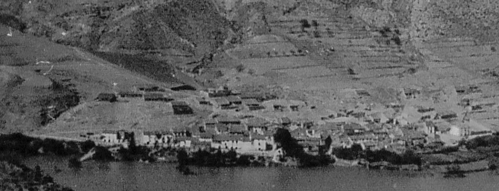 El pueblo de Benagéber y el agua del Embalse de Benagéber